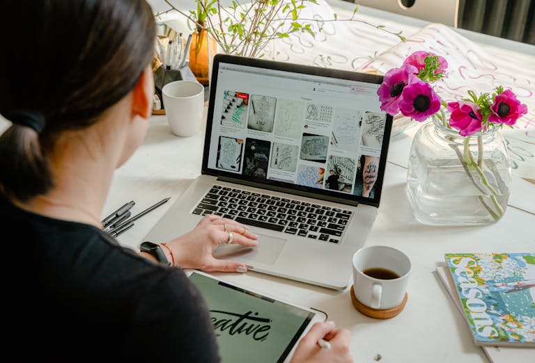 Site web puissant ou réseaux sociaux dynamiques